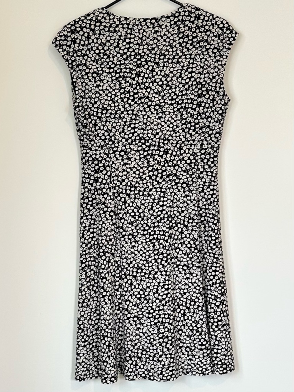 Chaps Black and White Floral V-Neck Midi Dress - Size: Medium - Picture 5 of 5